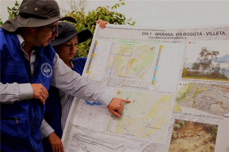Germán Bayona, of Corporación Geológica Ares, led the trip focusing on depositional environments and their role in hydrocarbon exploration.